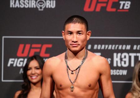 Попов потерпел второе подряд поражение в UFC