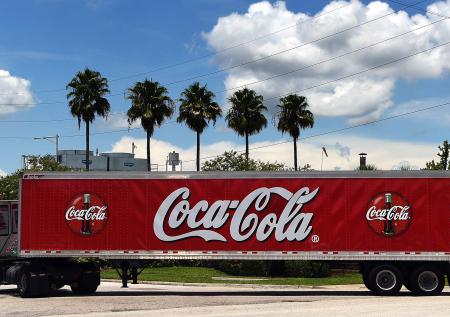  В ЮАР местные жители разграбили фуру с Coca-Cola