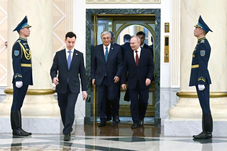 Президент РФ Владимир Путин и президент Республики Казахстан Касым-Жомарт Токаев (слева)