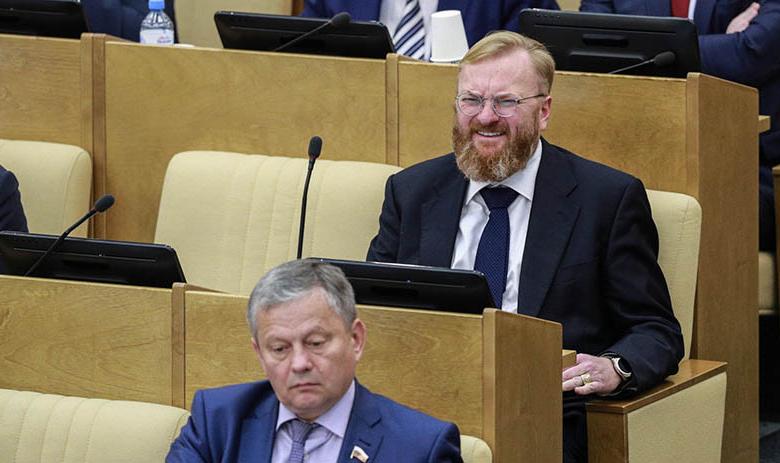 Виталий Милонов (справа)