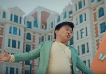 Ержан Максим высмеял итоги шоу «Голос. Дети» в рекламе