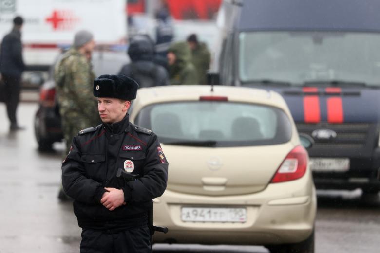 Сотрудник полиции у концертного зала «Крокус Сити Холл»