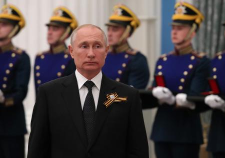 Путин выразил надежду, что жизнь станет проще