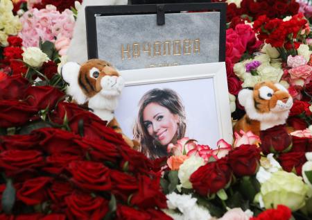 Чёрный памятник установили на могиле Юлии Началовой