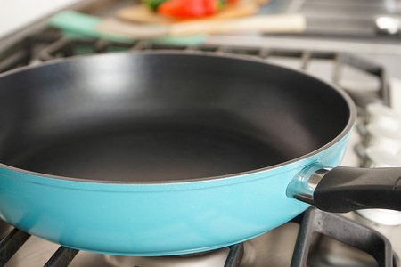 Как защитить антипригарную сковороду от царапин: посуда прослужит долго
