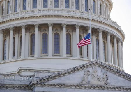Сенат Конгресса США отложил каникулы для работы над помощью Киеву