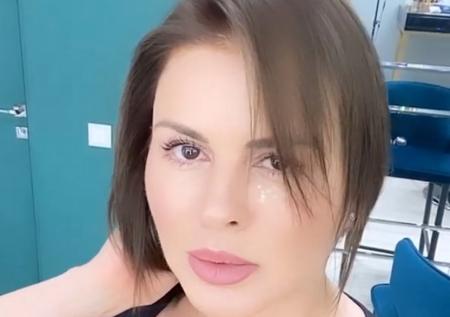 Анна Семенович стала брюнеткой