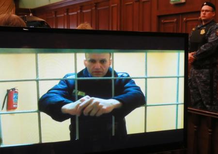 Навальному запретили смотреть на адвоката