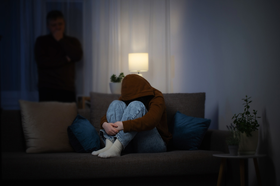 Отец растлевал, а руки гнили: насилие в семье довело девушку до наркотиков