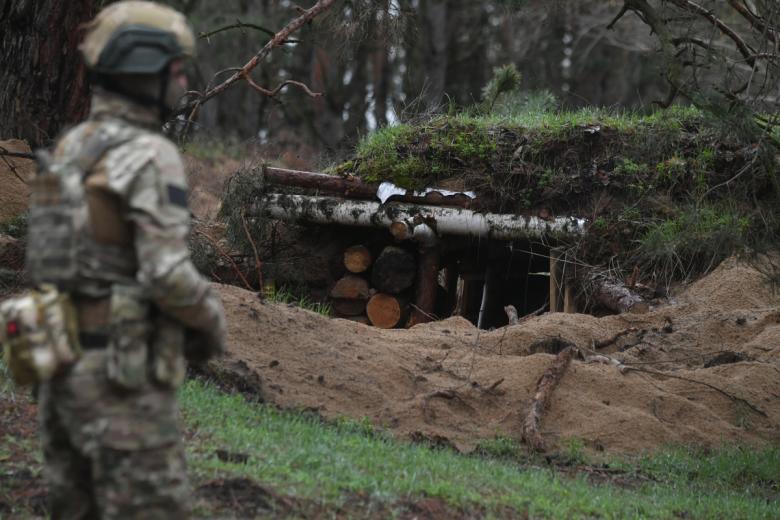 Вход в блиндаж на позиции ВС РФ