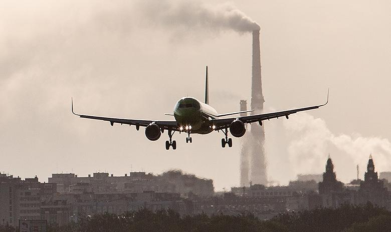 Самолёт в международном аэропорту Омск-Центральный