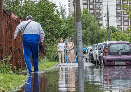 Появились кадры ушедшей под воду дороги в Москве