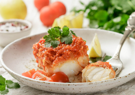 Рыба под маринадом: минтай с морковью, томатной пастой и луком на сковороде