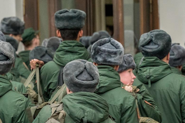Солдаты срочной службы на платформе Киевского вокзала в Москве