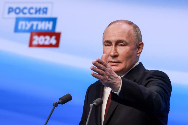Президент РФ Владимир Путин в своем избирательном штабе в Гостином дворе