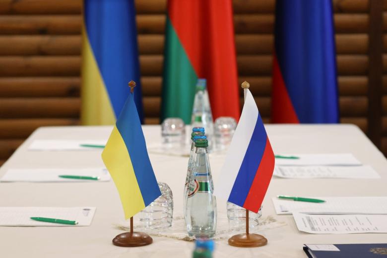 Флажки на столе, за которым пройдут российско-украинские переговоры