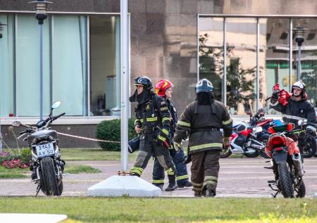 Опубликованы кадры с заблокированными в горящем НИИ людьми