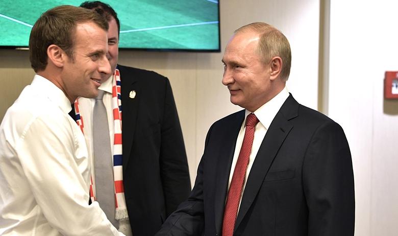 Президент РФ Владимир Путин с президентом Франции Эммануэлем Макроном