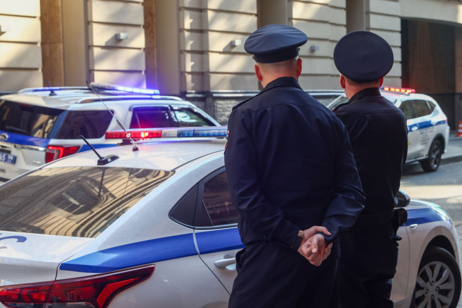 Голый дачник с мотыгой и трупы в заброшенном гараже: громкие ЧП за день