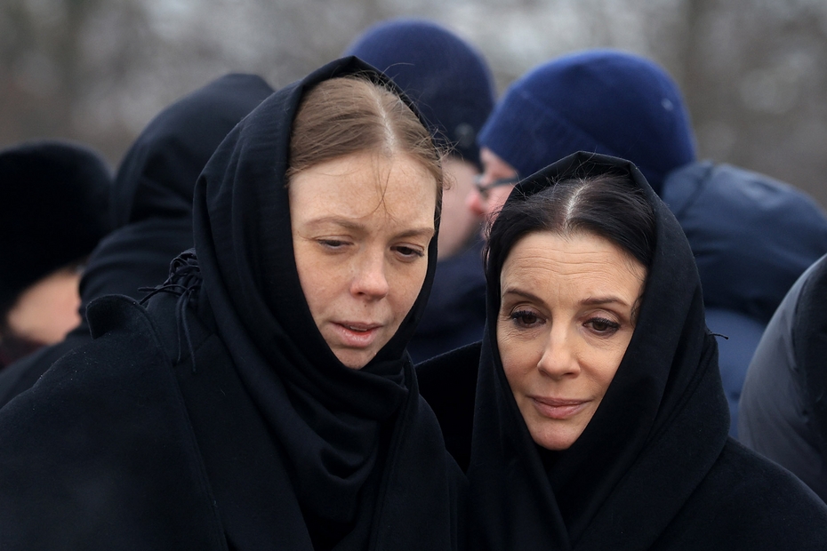 Анастасия и Екатерина Стриженовы на похоронах актера Олега Стриженова на Троекуровском кладбище 