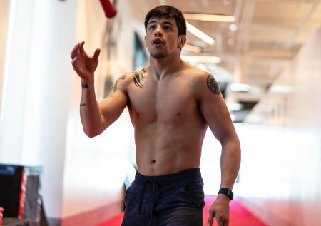 Морено победил Фигейредо удушающим и стал первым чемпионом UFC из Мексики
