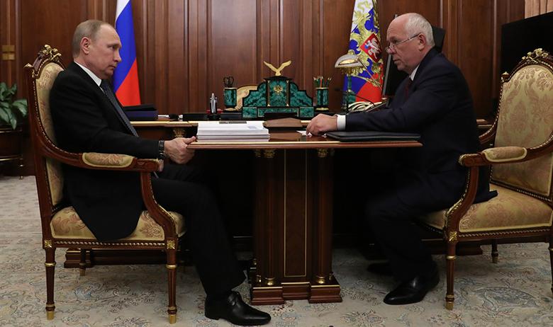 Президент РФ Владимир Путин и глава Ростеха Сергей Чемезов