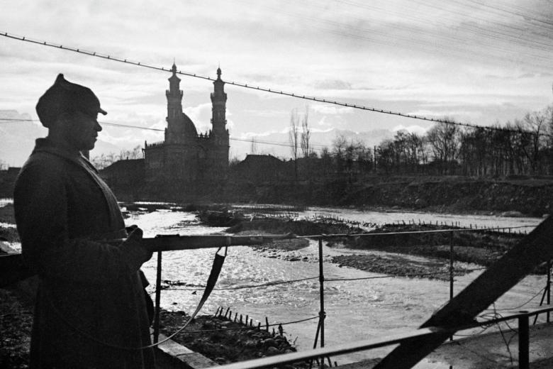 Солдат на защите города Орджоникидзе, 1942 год
