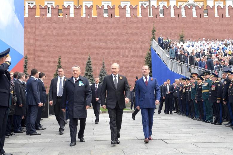 Нурсултан Назарбаев, Владимир Путин и Дмитрий Медведев перед началом парада Победы (архивное фото).