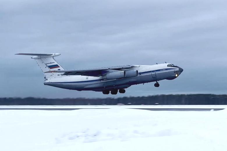 Самолёт Ил-76 с российскими военнослужащими — частью Коллективных миротворческих сил ОДКБ