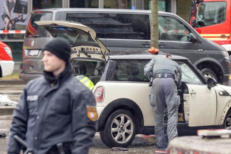 Полицейские осматривают автомобиль на месте трагедии