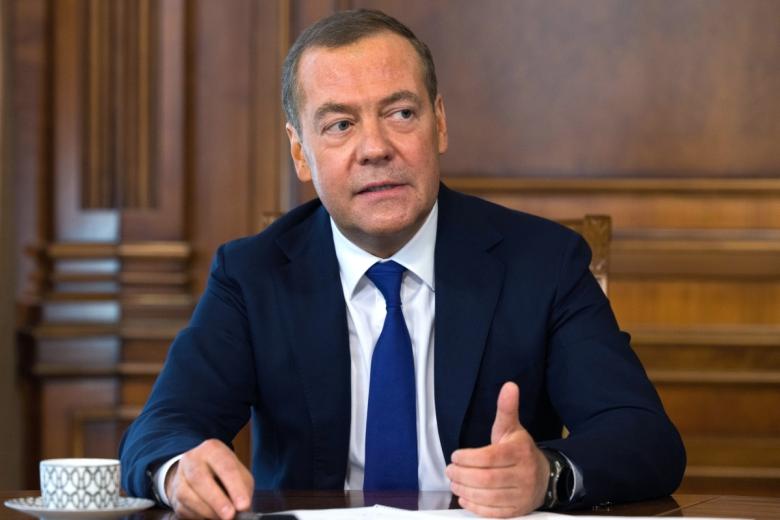 Заместитель председателя Совета безопасности РФ Дмитрий Медведев во время интервью российским СМИ