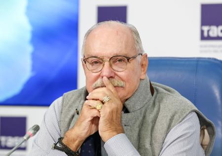 «Вижу женский сосок»: Михалков вспомнил историю с голой поклонницей
