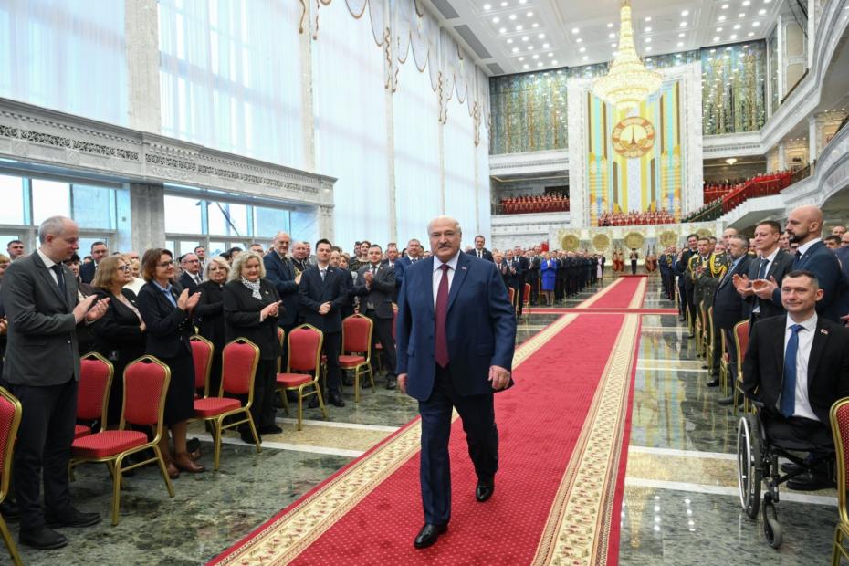 Избранный президент Белоруссии Александр Лукашенко (в центре) на церемонии инаугурации во Дворце Независимости в Минске.