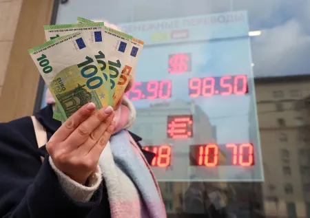 Рубль — самая сильная валюта в мире? Курс доллара, евро, юаня 25 февраля