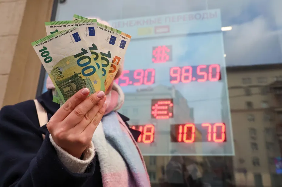 Рубль — самая сильная валюта в мире? Курс доллара, евро, юаня 25 февраля