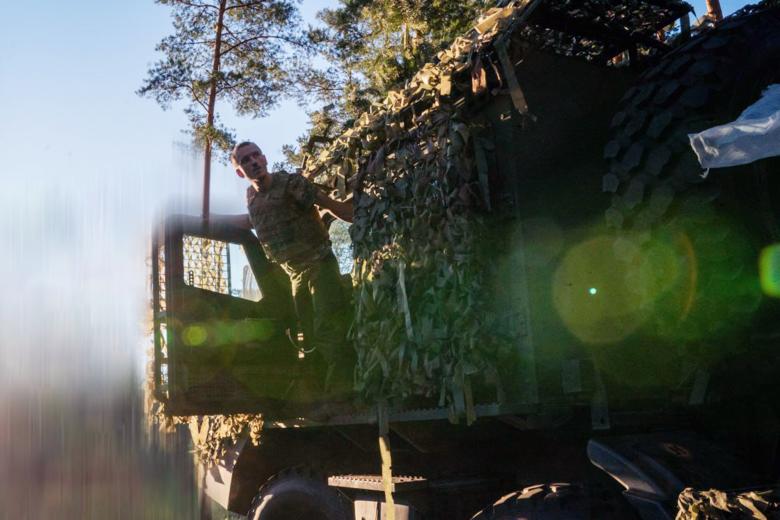 Военнослужащие вооруженных сил Украины в зоне боевых действий