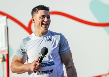 Зарядку для участников забега на ПМЭФ провел олимпийский чемпион