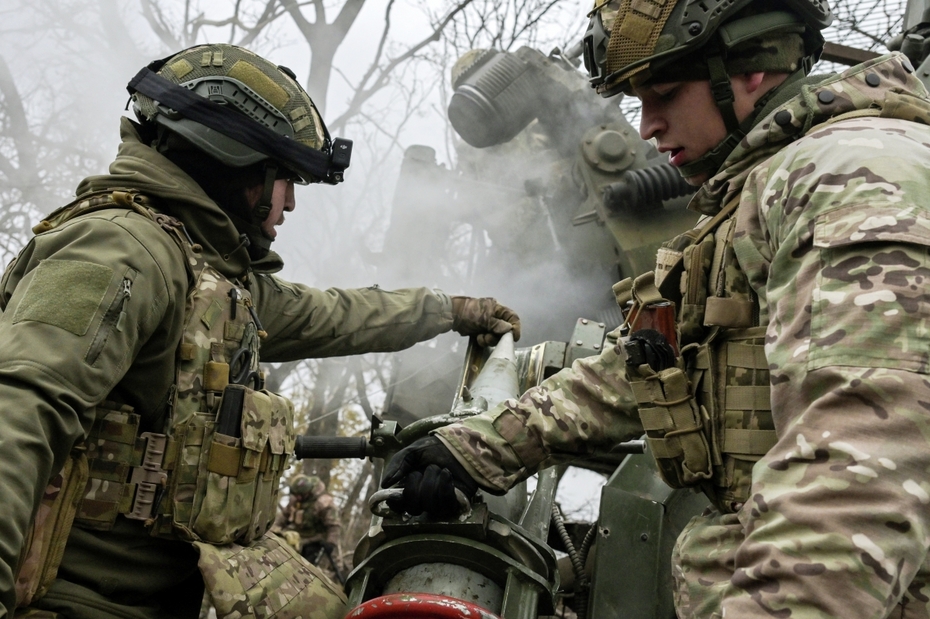 Военнослужащие расчета самоходной артиллерийской установки (САУ) 2С7М «Малка» ВС РФ