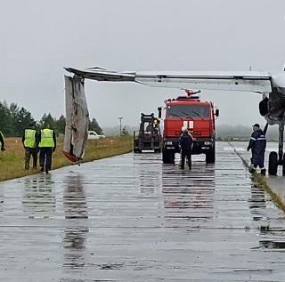 В Иркутской области пилоты посадили самолет с оторванным крылом
