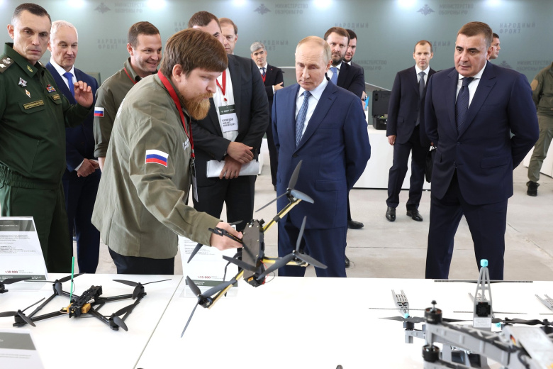 Владимир Путин в ходе посещения Специального технологического центра