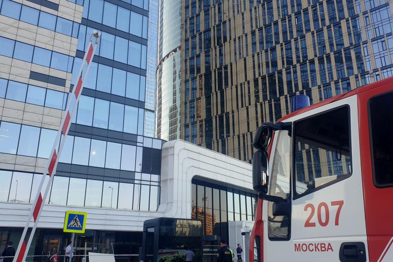 Последствия попадания беспилотника в одну из башен «Москва-Сити»