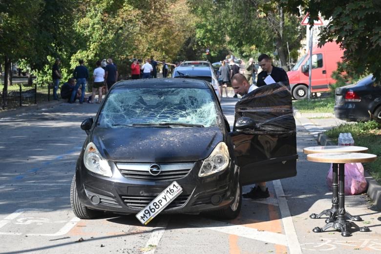 Автомобиль, поврежденный в результате падения беспилотника в Ростове-на-Дону