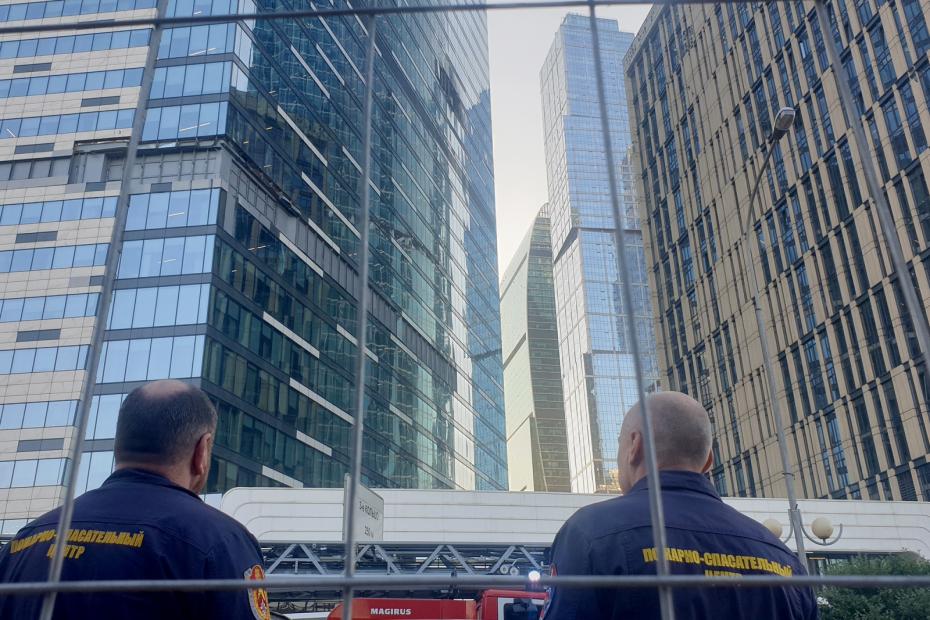Последствия попадания беспилотника в одну из башен «Москва-Сити»