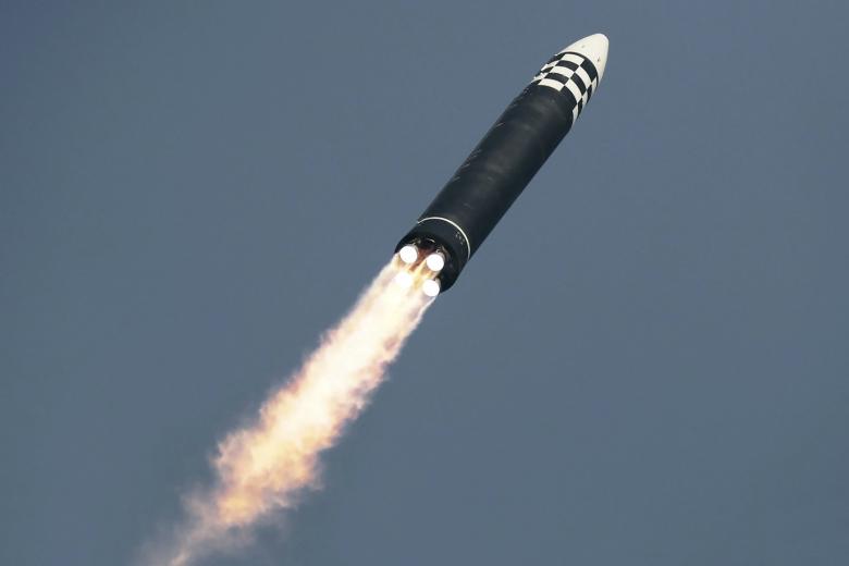 Испытание межконтинентальной баллистической ракеты Hwasong-17 в Северной Корее