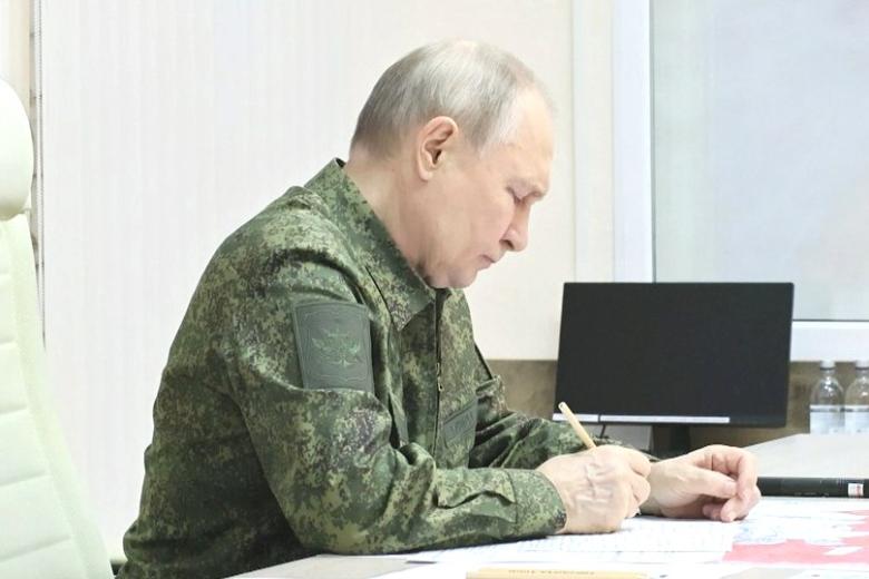 Владимир Путин на одном из пунктов управления Курской группировкой