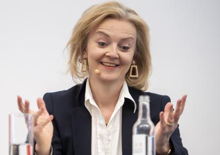 Telegraph удалила статью о том, что Трасс могла оставить в России ДНК