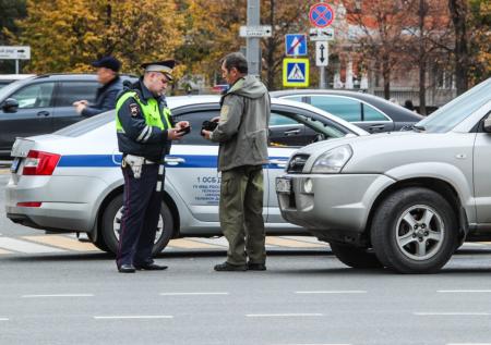 ГИБДД разрешит предъявлять права в электронном виде в рамках эксперимента