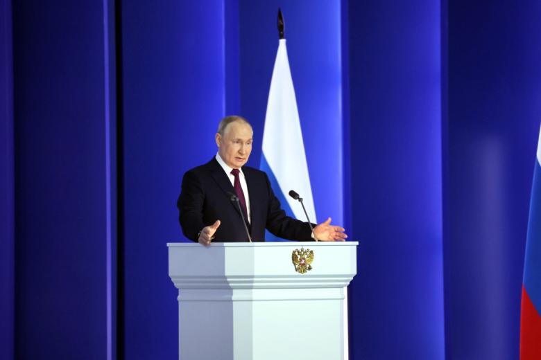 Президент РФ Владимир Путин во время выступления с ежегодным посланием Федеральному собранию РФ в Гостином Дворе