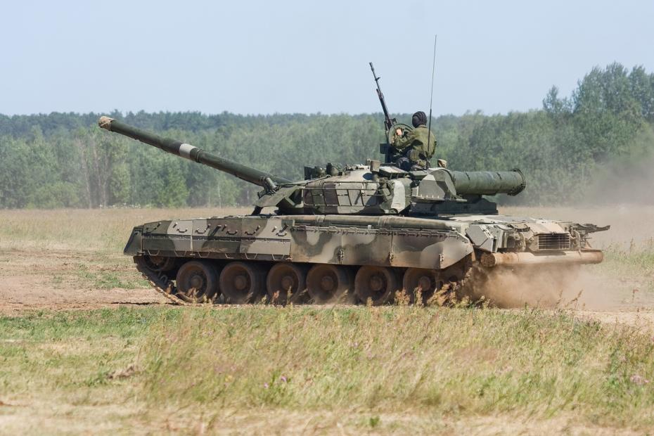Танк Т-80 на полигоне