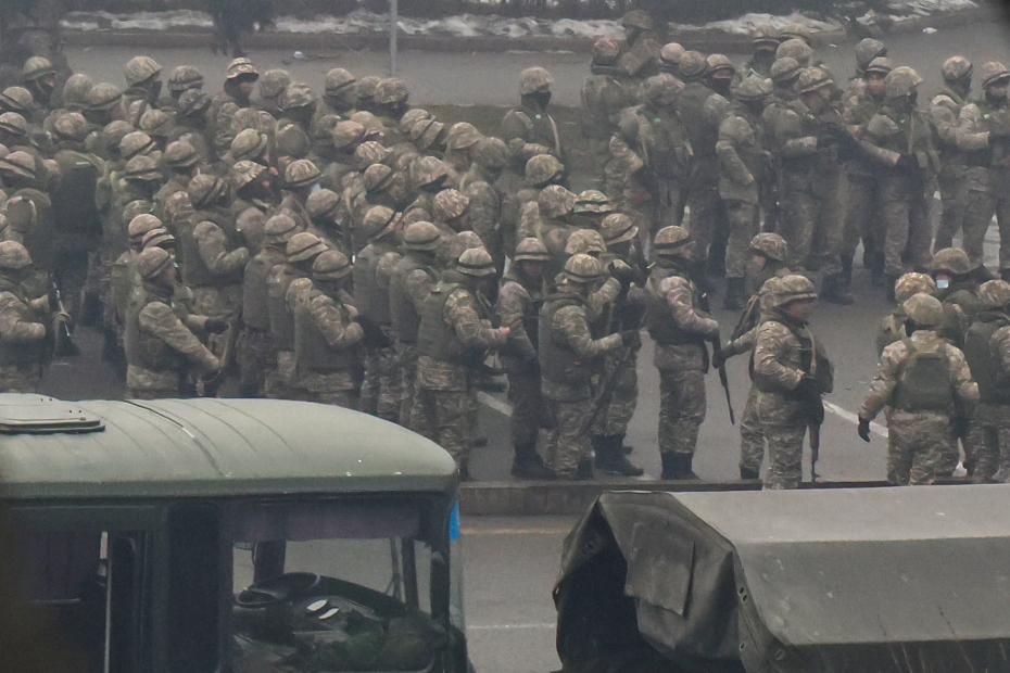 Казахстан. Алма-Ата. Военнослужащие во время контртеррористической операции против участников массовых акций и беспорядков. Акции протеста в Казахстане начались 2 января в городах Жанаозен и Актау, где жители митинговали против высоких цен на топливо